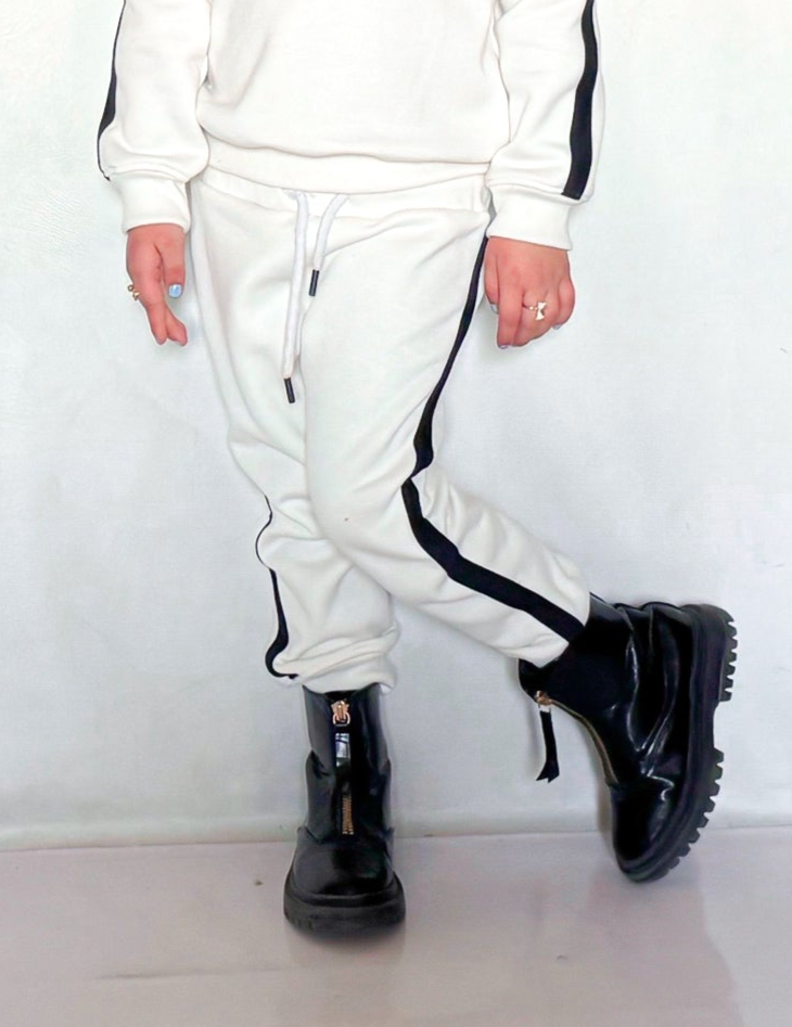 Cozy Fleece White Sweatshirt & Sweatpants Set - Active Winter Set
